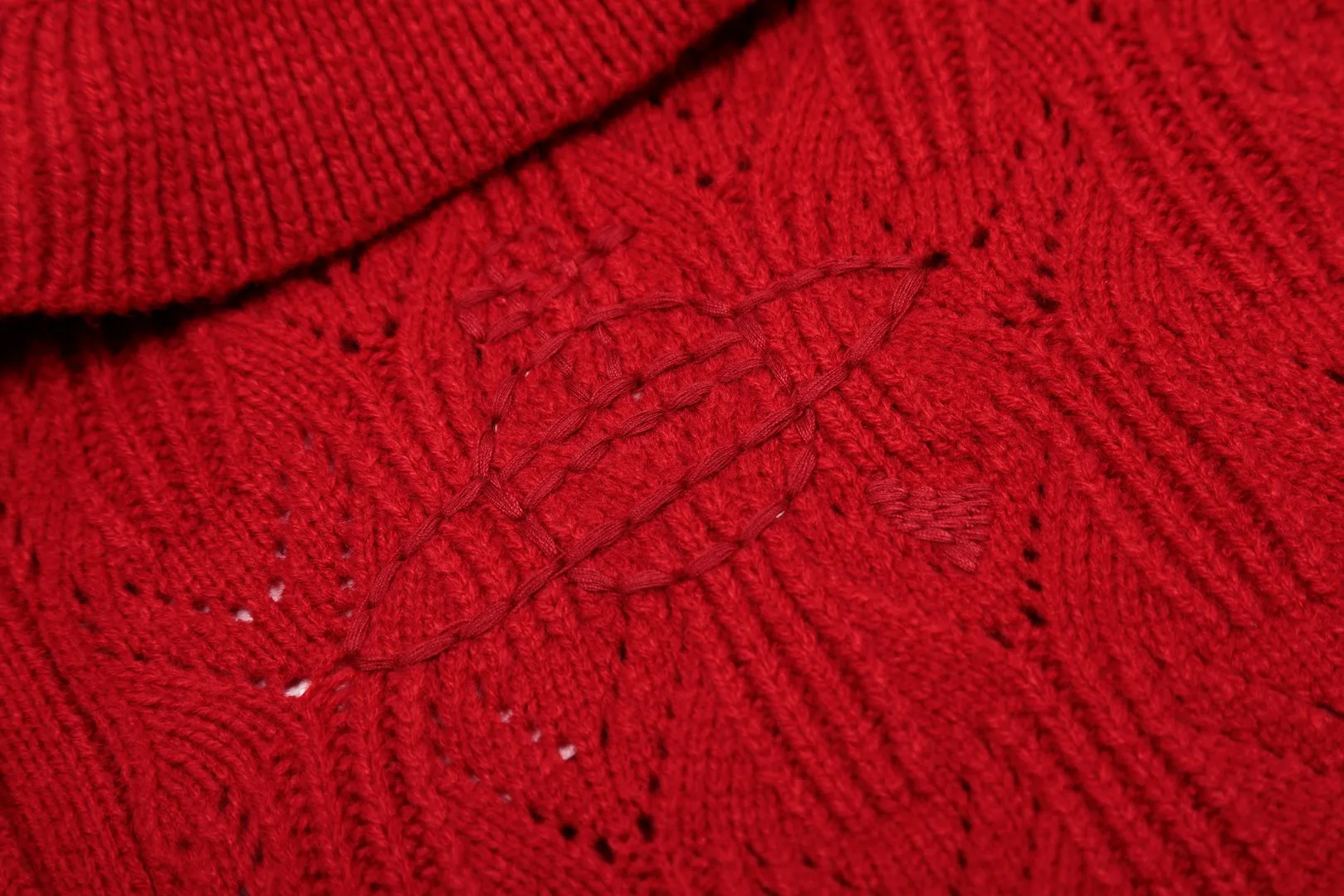 VIVI141#Top quality" vivienne west wood new lotus leaf lapel design cardigan for the Year of the Snake Queen Mother Vivienne Saturn's new classic LOGO knitted twist sweater wool cardigan 2024 autumn latest style can be worn all year round Super compatibility Thin four-season style Use it as a jacket when it is hot and wear it as an inner layer when it is cold 🧩100% restoration of heavy-duty weaving 🧩Wool blended version 🧩Original purchase Genuine mold opening 🧩Original purchase records and comparison pictures can be provided. Place your order with confidence 🧩Customized laser buttons. Clean and clear art and science. Fully restored. Full quality. Not a copywriter. Real product. Real product far exceeds budget. Size: 1 yard (80-110 pounds) 2 yards (110-140 pounds) Color: red black